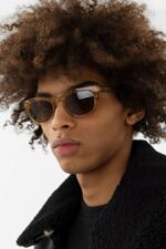 Alton D-frame サングラス トランスペアレント サンド ベージュ ブラウン アクセル アリガト - 画像 (3)